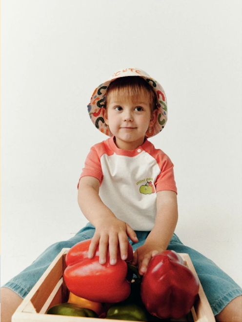 Enfant portant un vêtement de la nouvelle collection Chouette Kids